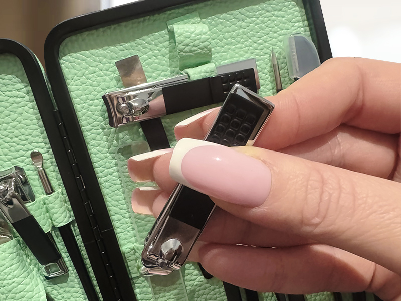 679b498cb40e1ae10994ce8a_ZESTAW-DO-MANICURE-18-ELEMENTY-ZLOTY-ELEGANCKI-PRZENOSNY04